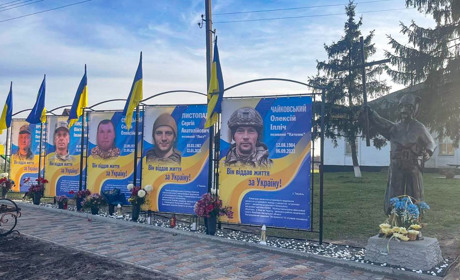 Алея Героїв у Ташані подовжилася портретами п'ятьох захисників, там встановили "Козака з Іскандеру"