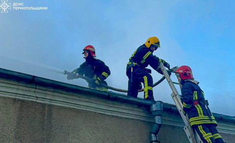На Кременеччині рятувальники ліквідували пожежу господарської будівлі