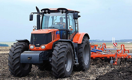 На Переяславщині шукають на роботу тракториста із зарплатнею 20 тисяч: актуальні вакансії