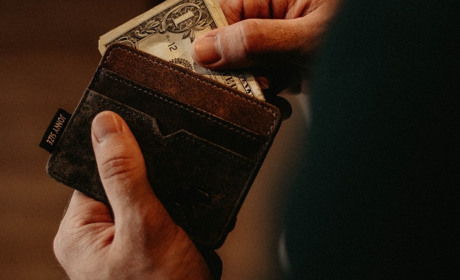 Переходила за посиланням — отримала борг: на Кременеччині жінка стала жертвою афери