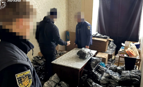 Фейковий "брендовий" одяг шили на Хмельниччині: кіберполіція викрила схему збуту підробок