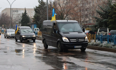 Траурна колона у Південноукраїнську: місто попрощалося з військовим Костянтином Трущенком