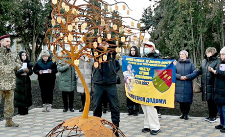 «Тримаю у руках жетон, немов тебе, сину, за руку» - у Золотоноші відкрили Дерево надії (ВІДЕО)