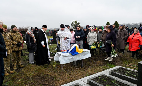 Без вагань пішов захищати Батьківщину: у Кагарлику віддали землі прах воїна Євгенія Павлова