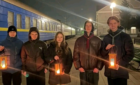 Вифлеємський вогонь миру прибув у Шепетівку: пластуни готові передавати далі вогонь добра