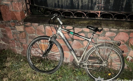 У Кременці біля магазину в чоловіка вкрали велосипед