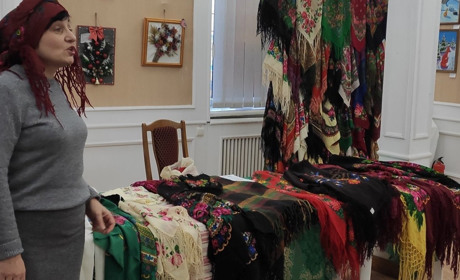 Відроджуючи традиції: у Фастівському музеї провели майстер-клас до Дня української хустки