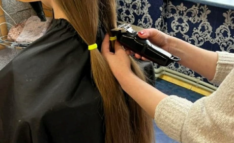 Коси на перемогу: Школярка із селища Вороніж двічі пожертвувала своїм розкішним волоссям заради ЗСУ