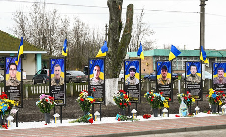 Навічно житимуть у серці громади: у Черняхові відкрили Алею Слави Героїв