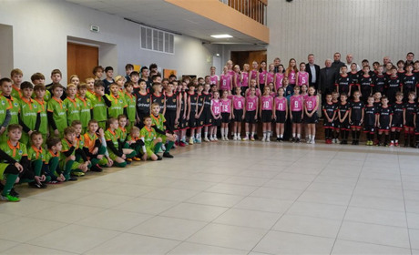 Соціально відповідальний бізнес: компанія Univest передала форму юним спортсменам Фастова