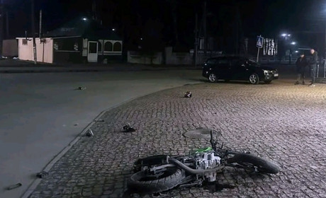 У Полонному зіткнулося легкове авто та мотоцикл: 15-річний мотоцикліст з травмами у лікарні