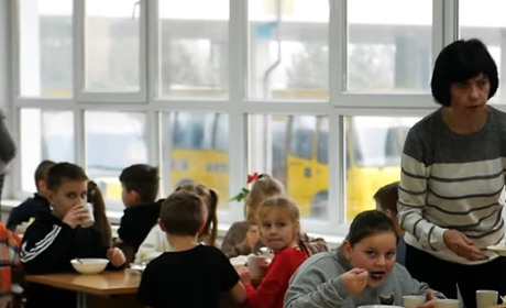 З 1 жовтня 2026 року безоплатно харчуватимуться усі школярі: яка ситуація на Полонщині вже зараз