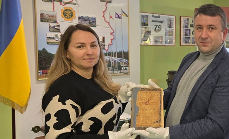 У Кременецько-Почаївський заповідник передали рідкісне Євангеліє 1907 року