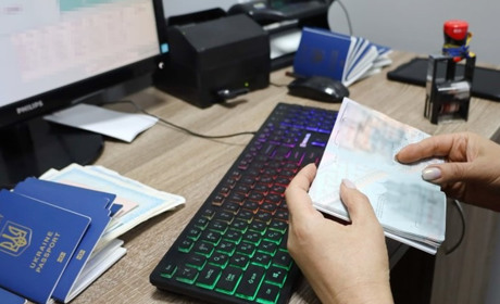 На кордоні з Молдовою в мешканки Хмельницької області виявили чужий паспорт: як це трапилося