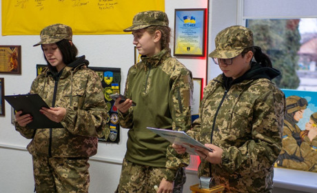 Вифлеємський вогонь миру прибув у Полонську громаду: його привезли вихованці станції юних туристів