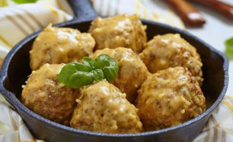 Рецепт дня: курячі їжачки в сметанному соусі