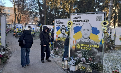 Тиха акція «Ангели пам'яті»: як учні Звягеля вшанували полеглих захисників України