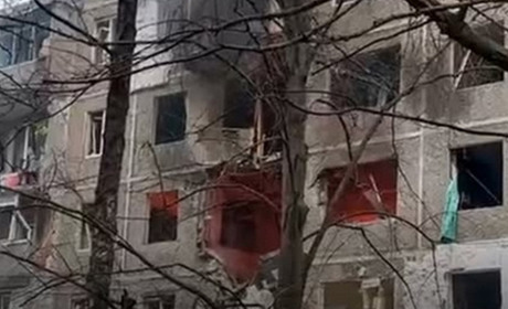 У Чернігові російський дрон влучив у багатоповерхівку: є загиблі та поранені