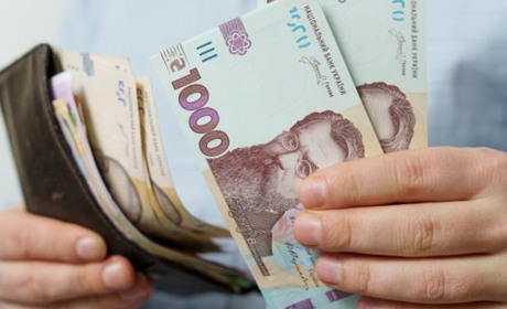 Збільшення зарплати вчителям, 50 000 за народження дитини: що ще чекає українців з 1 січня 2026 року