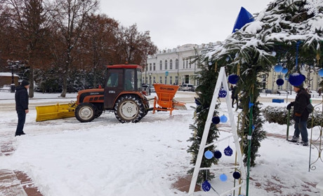 Глухів засипало снігом: місто вдень чистили спецтехнікою