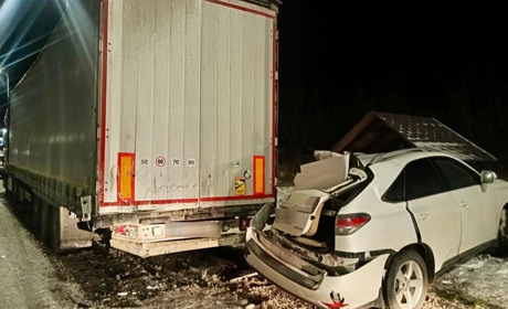 На трасі Київ–Чоп у Звягельському районі Lexus зіткнувся з вантажівкою: двоє травмованих