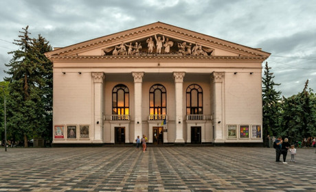 Окупанти урочисто відкрили драмтеатр, який знищили разом з людьми у Маріуполі: Відео