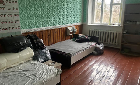 Мало меблів на низька температура у приміщеннях: у селі Котелянка перевірили умови проживання ВПО