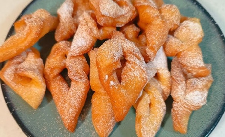 Рецепт хрустиків: класичні з горілкою, прості на воді та ніжні на кефірі