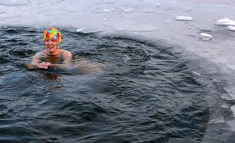 Зимове купання: рятувальники нагадують про правила безпеки біля водойм