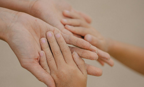 Патронат над дитиною: що це таке, як стати вихователем і які виплати передбачені