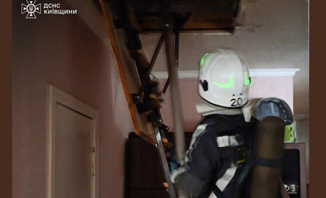 Пожежа в селі Великі Пріцьки на Ржищівщині: горів дах будинку