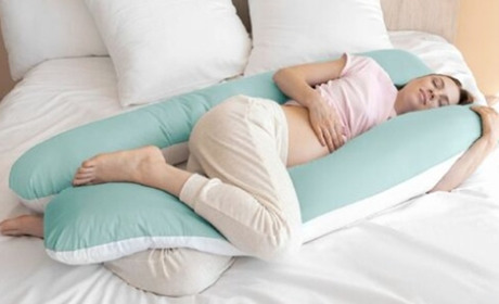 Подушки для вагітних: форми, матеріали та вибір