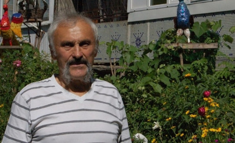 Клумба з вторсировини: як жовтоводець Олександр Гордієнко бореться зі сміттям