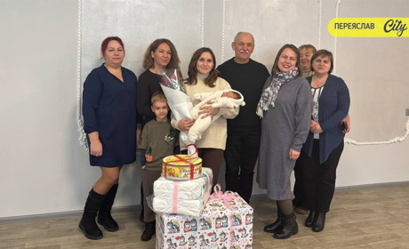 У Переяславі привітали перше новонароджене дитя року — Варвару та її маму з іменинами