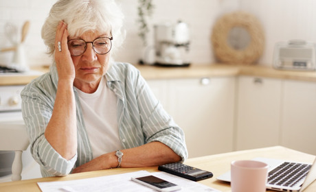 Шахраї розсилають пенсіонерам фейкові повідомлення про «підтвердження віку» для збереження пенсії