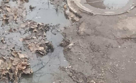 Стічні води на вулицях окупованого міста: мешканці Луганська вимагають ремонту аварійного колектора