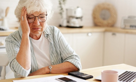 Шахраї масово розсилають фейкові повідомлення про “підтвердження віку” для пенсій