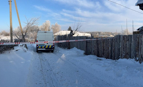 Убив і пішов спати: на Шосткинщині застілля знайомих закінчилося кривавою трагедією