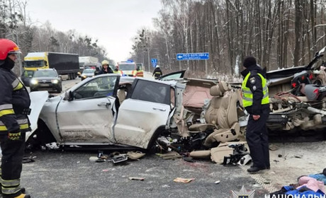 Смертельна ДТП на Хмельниччині: зіткнення позашляховика з автовозом забрало життя двох людей