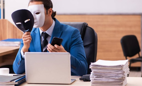 Спочатку блокують картку, потім лякають і вимагають гроші: як працює нова схема шахраїв на ТОТ