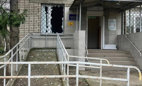 В Олешках російські дрони атакували магазин і лікарню: місто живе під постійним терором