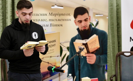 Захисник Маріуполя Вільгельм Вітюк презентував книгу «Щоденник з полону»