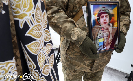 Сльози на снігу й тиша скорботи: Городоцька громада попрощалася з Олегом Мельником