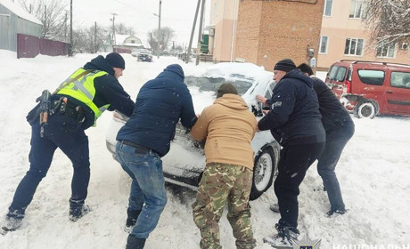Ситуація на Шепетівщині: дороги засипані, водіям допомагають поліцейські та місцеві мешканці