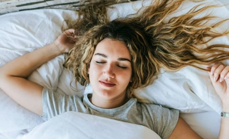 Як позбутися болю в шиї зранку завдяки правильному положенню під час сну