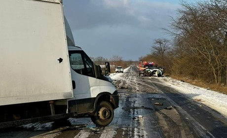На трасі між Шабо та Сергіївкою легковик зіткнувся з вантажівкою: загинув водій