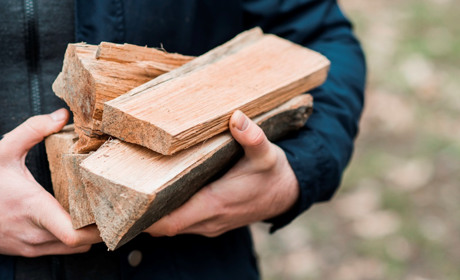 Майже 8 тисяч гривень за неіснуючі дрова. У Первомайську шукають шахраїв, які ошукали двох жінок