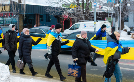 У День Соборності в Полонному люди об'єдналися ходою та пятдесятиметровим прапором