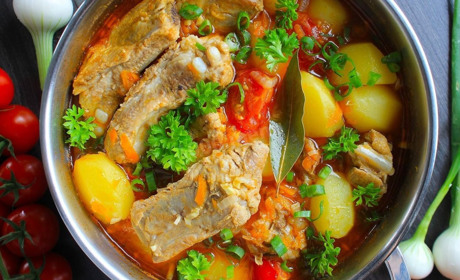 Тушкована картопля зі свинячими реберцями: покроковий рецепт