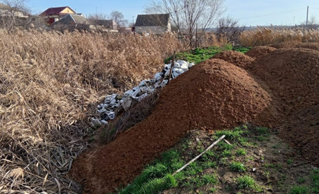 У Нерубайському засипали сміттям балку, якою протікає струмок: збитки — понад 600 тис. грн